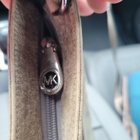 Michael Kors Ruffled Clutch/Crossbody with Strap in excellent condition - Picture 5 of 8